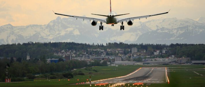 Ein Flugzeug bei der Landung auf einem Flughafen