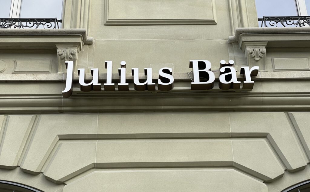 Logo von Julius Bär an einer Bankfiliale