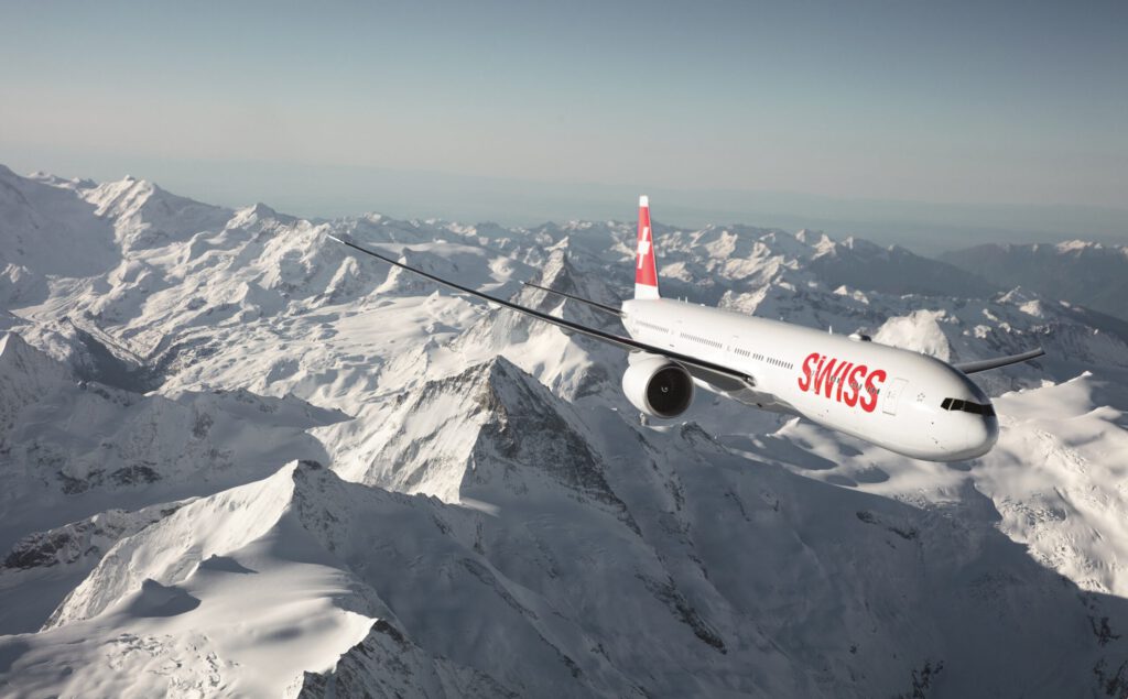 Ein Flugzeug der Swiss über den Alpen