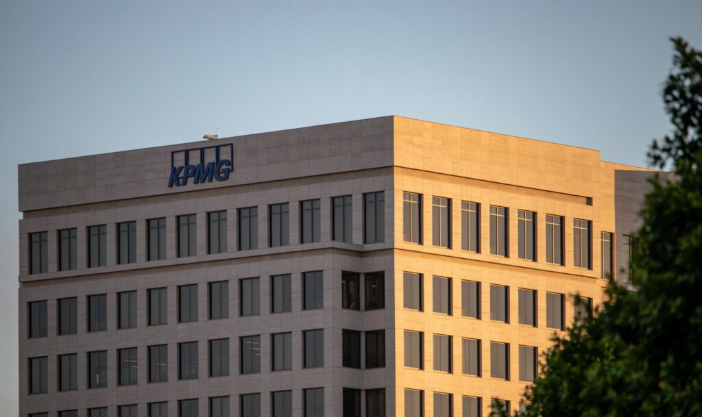 Logo von KPMG an einem Gebäude