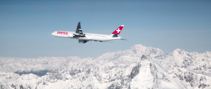 Ein Flugzeug Boeing 777 der Swiss über den Alpen
