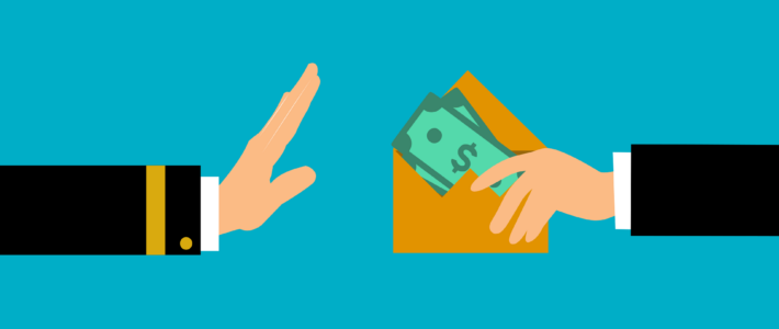 Eine Hand, die Geld anbietet, und eine Hand, die Geld ablehnt