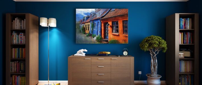 Ein Wohnzimmer mit Möbeln, Pflanze und Lampe