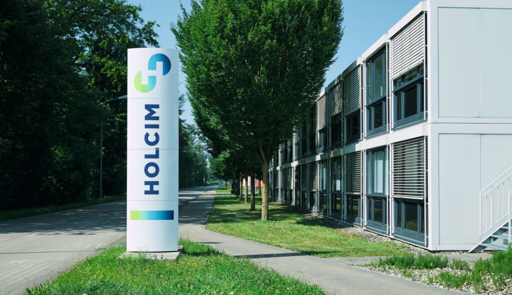 Logo von Holcim an einer Säule