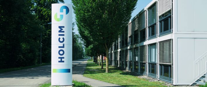Logo von Holcim an einer Säule
