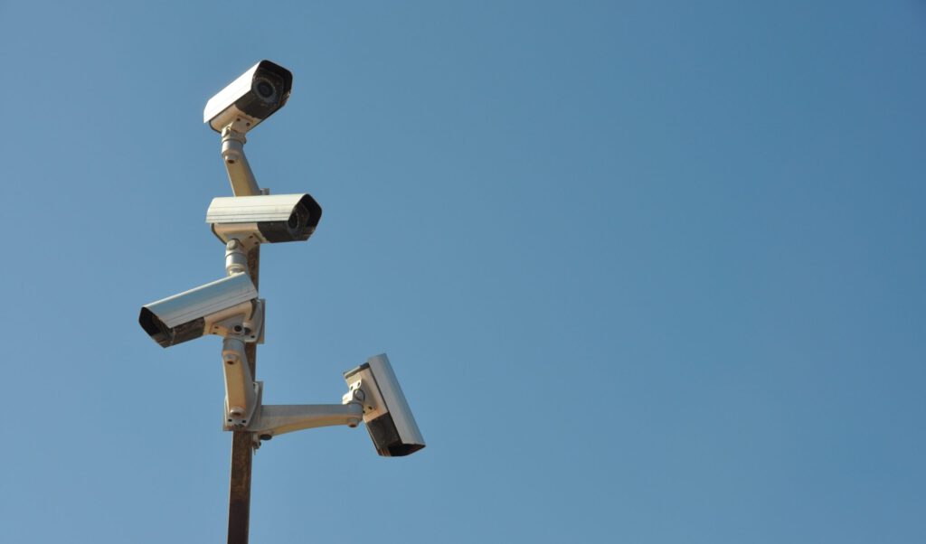 Überwachungskameras an einem Mast