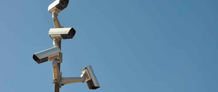 Bundesrat scheitert mit stärkerer Volksüberwachung Überwachungskameras an einem Mast