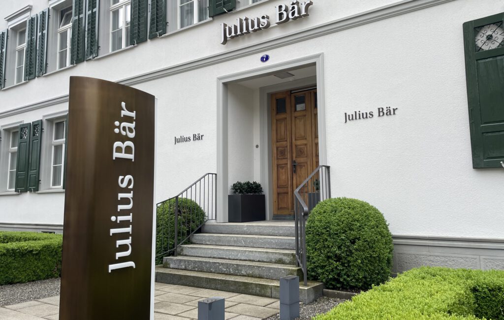 Eine Filiale des Bankhauses Julius Bär mit Logos
