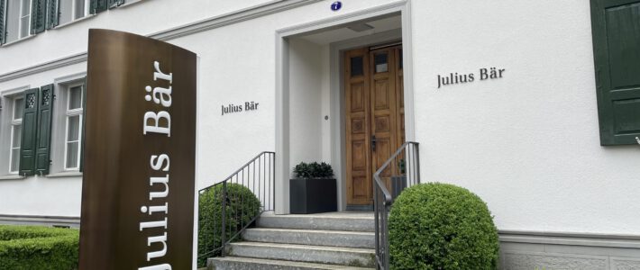 Eine Filiale des Bankhauses Julius Bär mit Logos