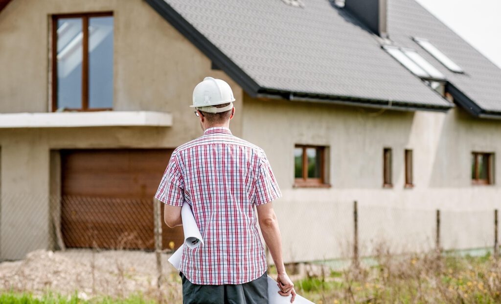 Ein Architekt vor einem Einfamilienhaus