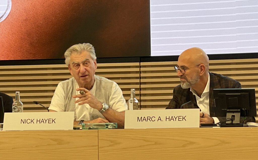 Nick Hayek und Marc Hayek an einer Medienkonferenz