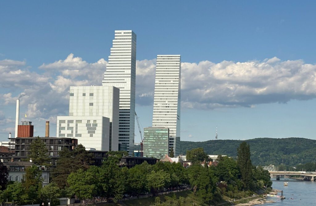 Roche-Türme in Basel mit Logo des ESC 2025