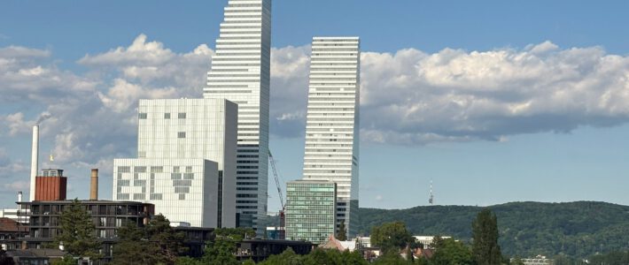 Roche-Türme in Basel mit Logo des ESC 2025