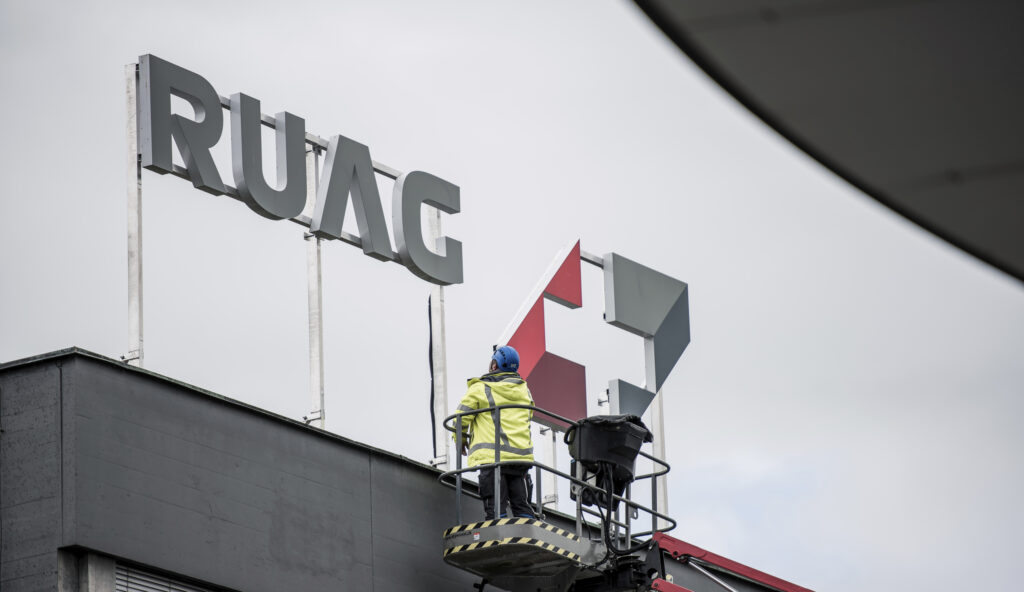 Logo von Ruag auf einem Gebäudedach