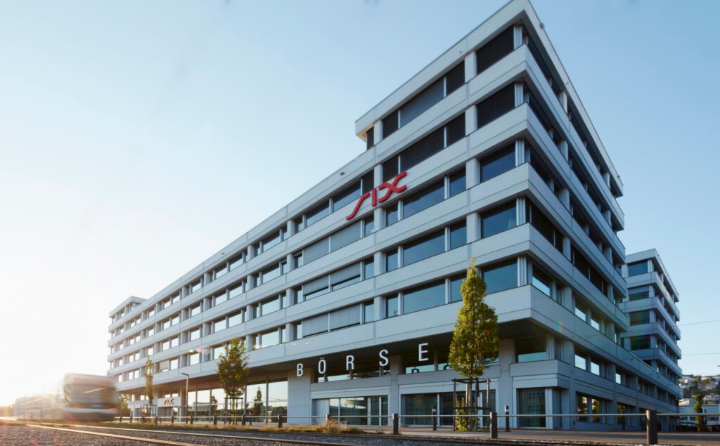 Logo der SIX an einem Gebäude