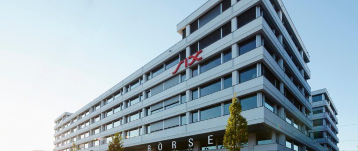 Logo der SIX an einem Gebäude