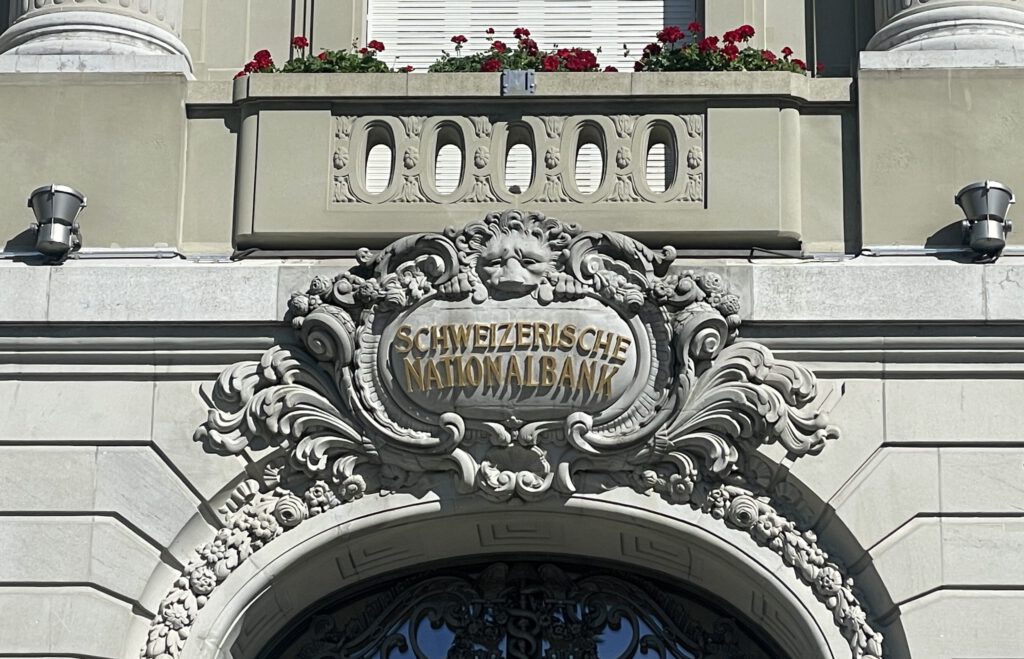 Logo der Schweizerischen Nationalbank SNB am Sitz in Bern