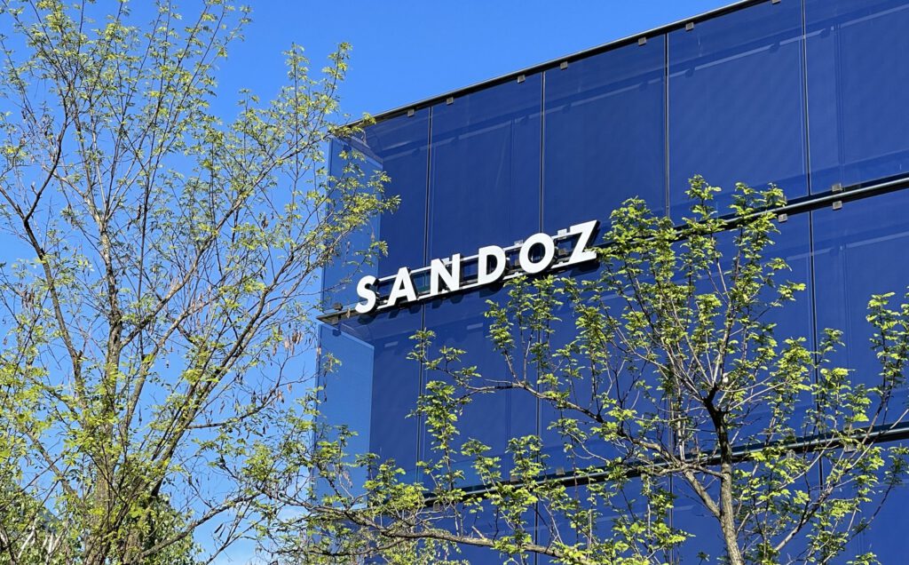 Das Logo von Sandoz am Firmensitz in Basel