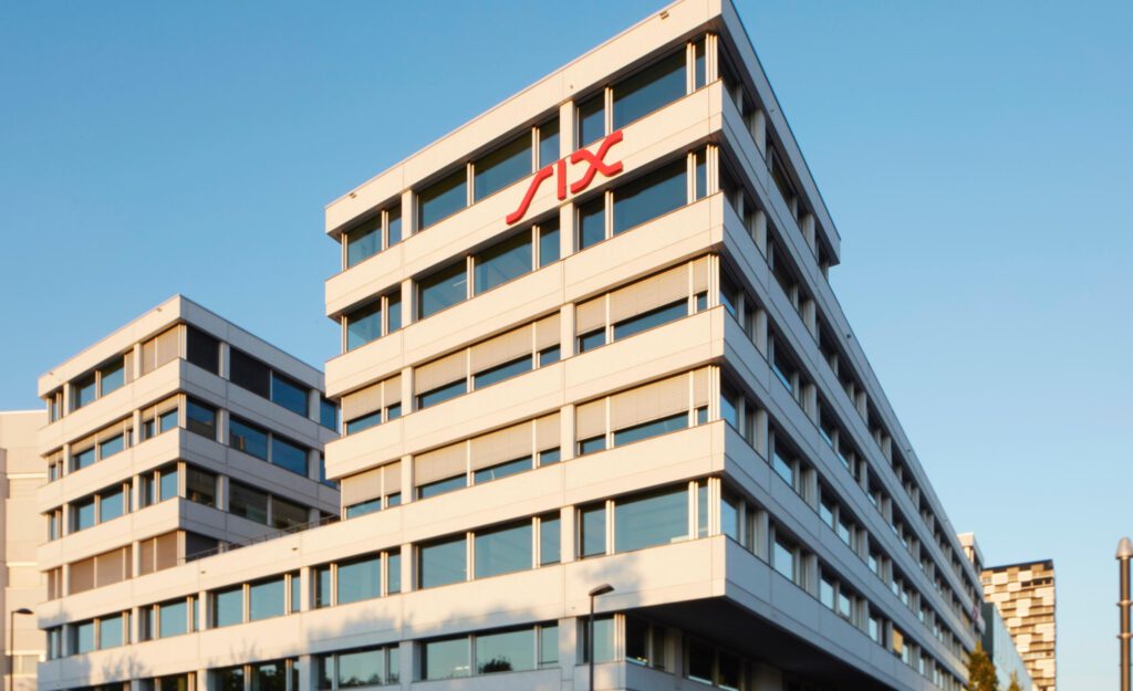 Gebäude der SIX mit Logo an der Fassade
