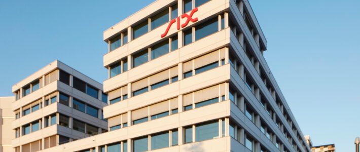Gebäude der SIX mit Logo an der Fassade
