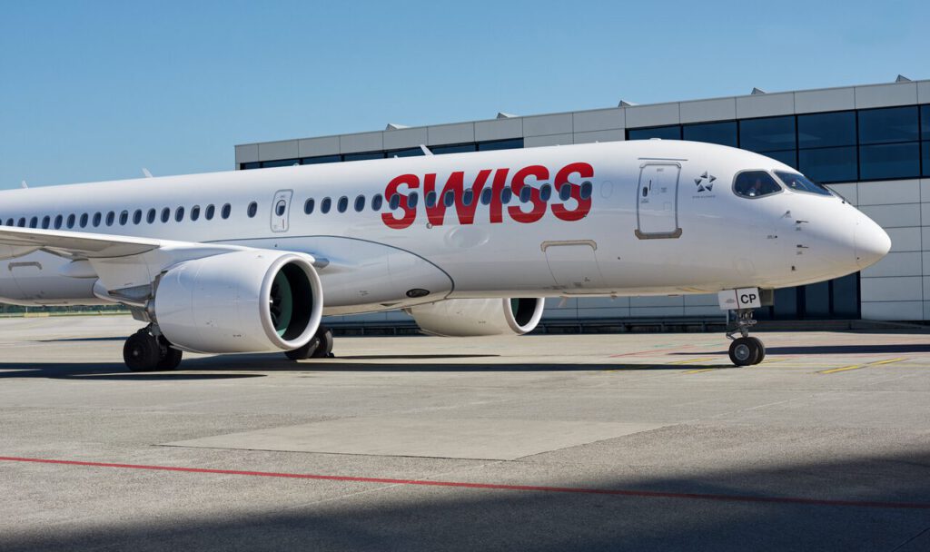 Ein Flugzeug der Swiss an einem Flughafen