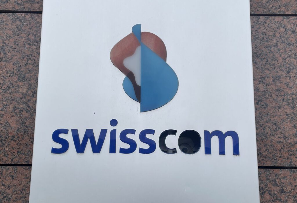 Defektes Swisscom-Logo an einem Swisscom-Gebäude in Olten