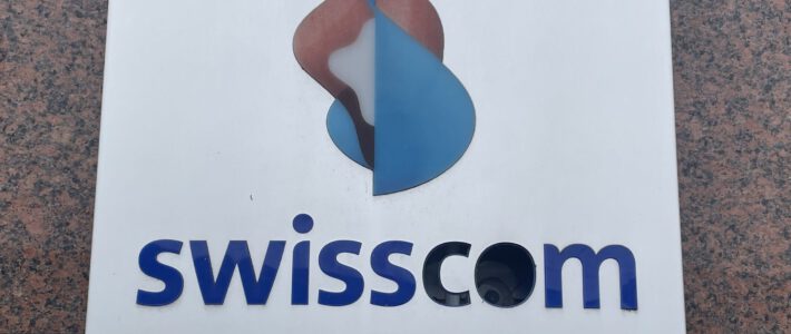 Defektes Swisscom-Logo an einem Swisscom-Gebäude in Olten
