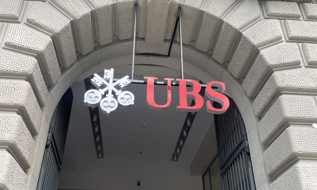 Logo der UBS am Paradeplatz in Zürich