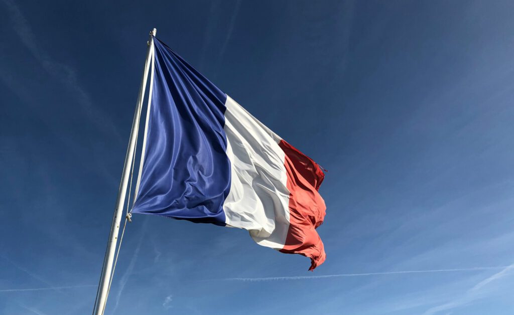 eine Flagge Frankreichs im Wind