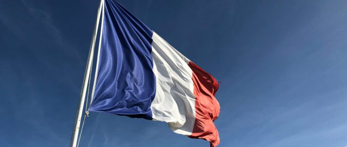 eine Flagge Frankreichs im Wind