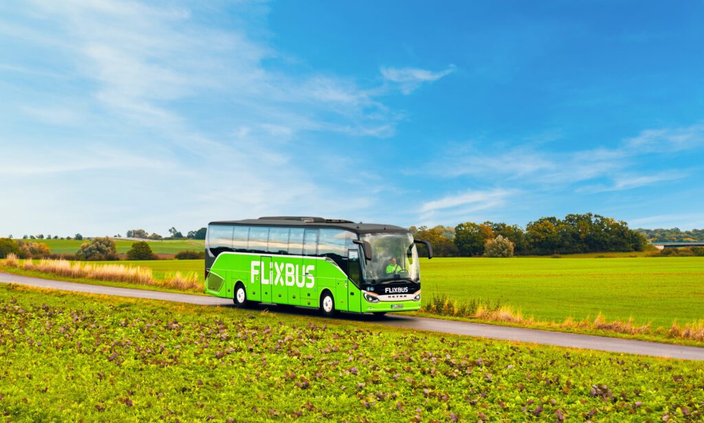 Ein Flixbus in einer Landschaft