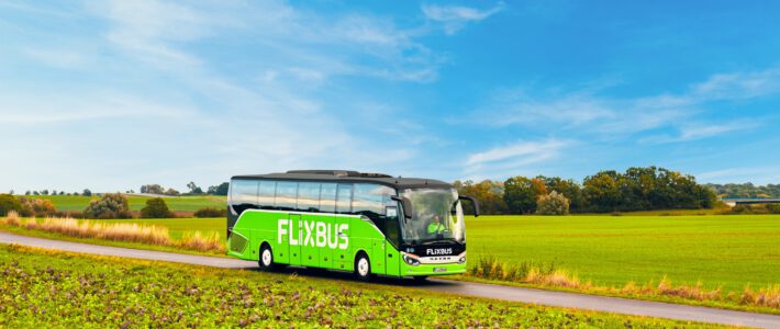 Ein Flixbus in einer Landschaft