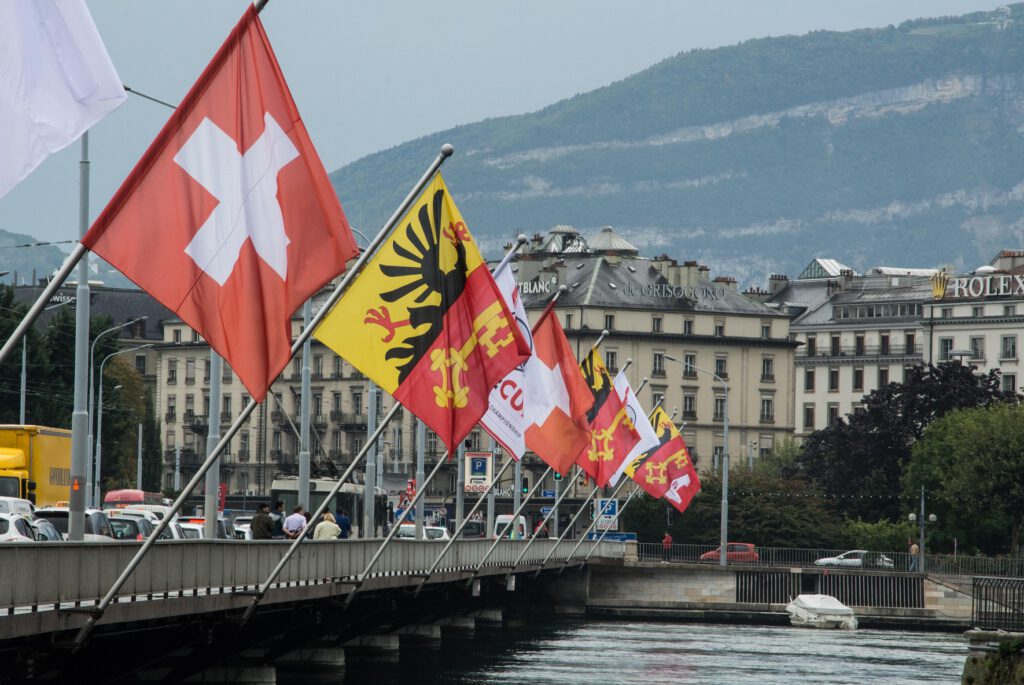 Schweizer Flaggen an einer Brücke in Genf