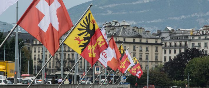 Schweizer Flaggen an einer Brücke in Genf
