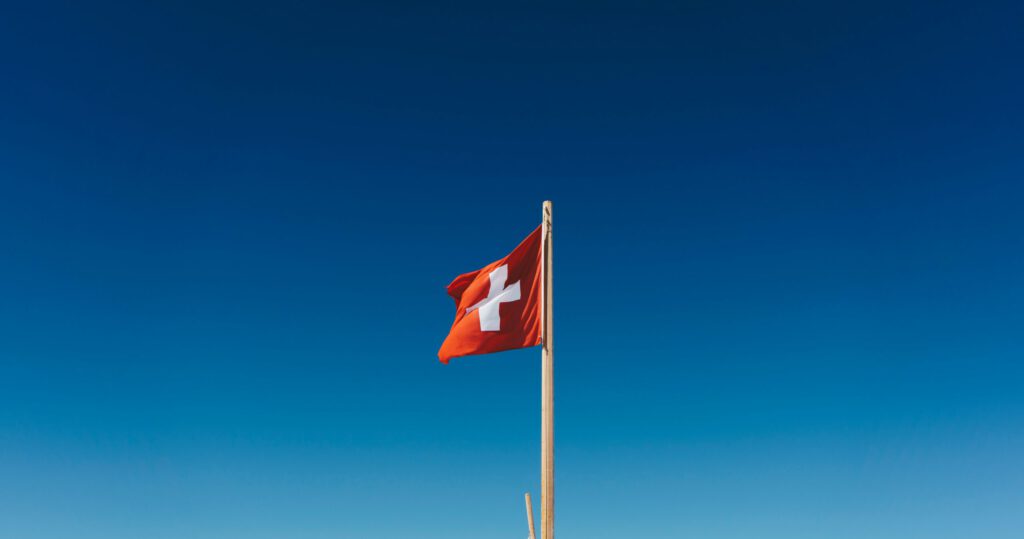 Eine Schweizer Flagge vor blauem Himmel