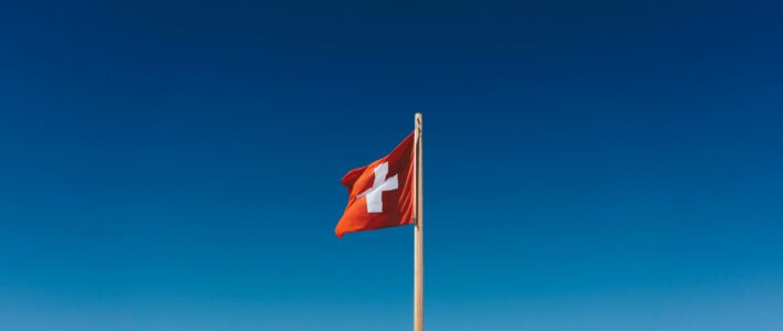 Eine Schweizer Flagge vor blauem Himmel