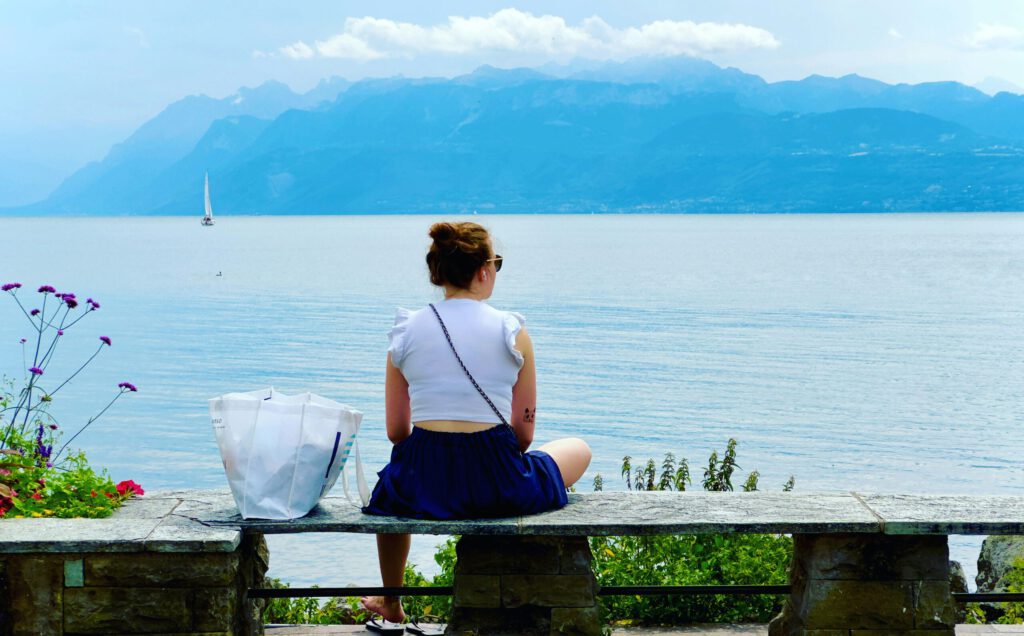 Eine Frau an einem Schweizer See