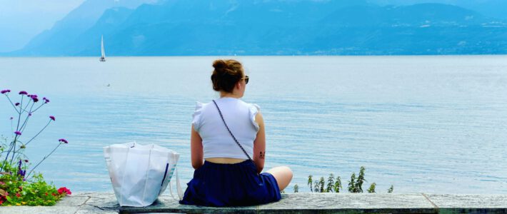 Eine Frau an einem Schweizer See