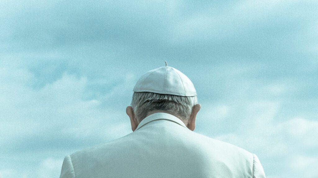 Ein Papst von hinten fotografiert