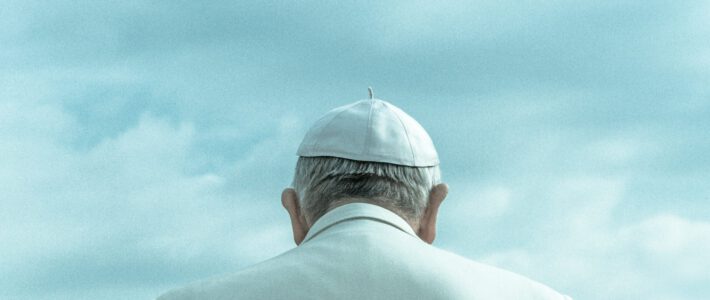 Ein Papst von hinten fotografiert