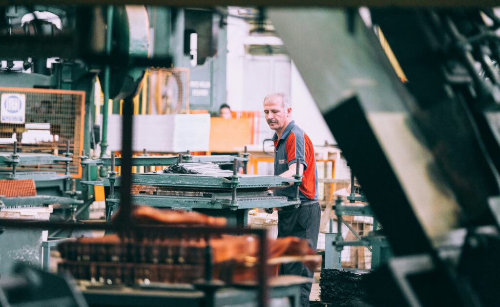 Ein Arbeiter in einer Fabrik