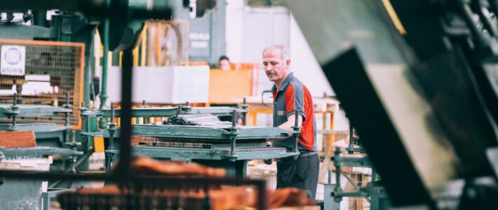 Ein Arbeiter in einer Fabrik