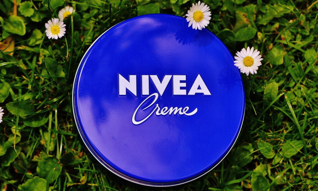 Eine Nivea-Creme-Dose auf einer grünen Wiese