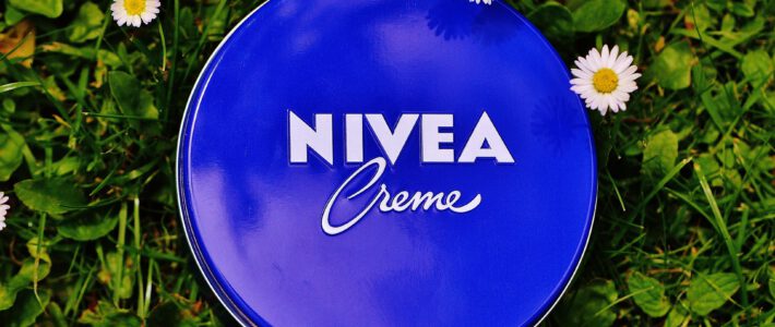 Eine Nivea-Creme-Dose auf einer grünen Wiese