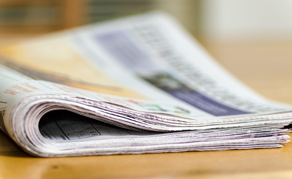 Eine Printzeitung auf einem Tisch