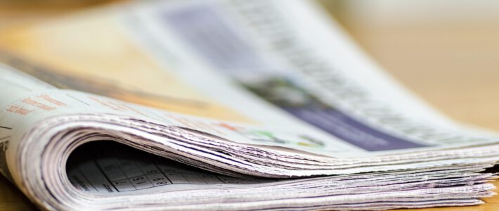 Eine Printzeitung auf einem Tisch