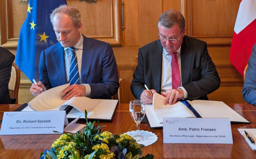 Verhandlungsdelegation der Schweiz und der EU paraphieren ein neues Abkommen