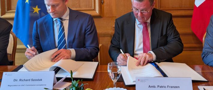 Verhandlungsdelegation der Schweiz und der EU paraphieren ein neues Abkommen