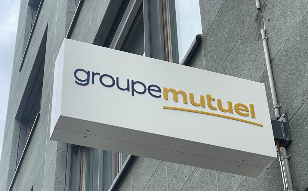 Logo der Groupe Mutuel an der Filiale in Basel