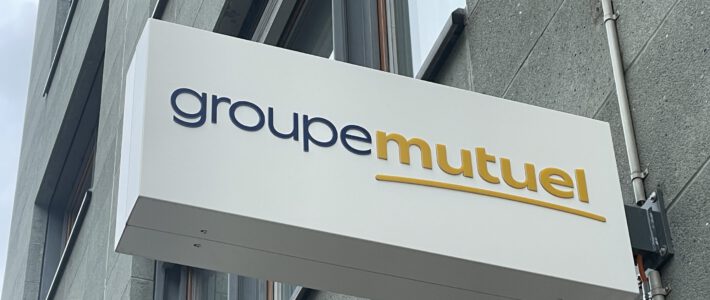 Logo der Groupe Mutuel an der Filiale in Basel